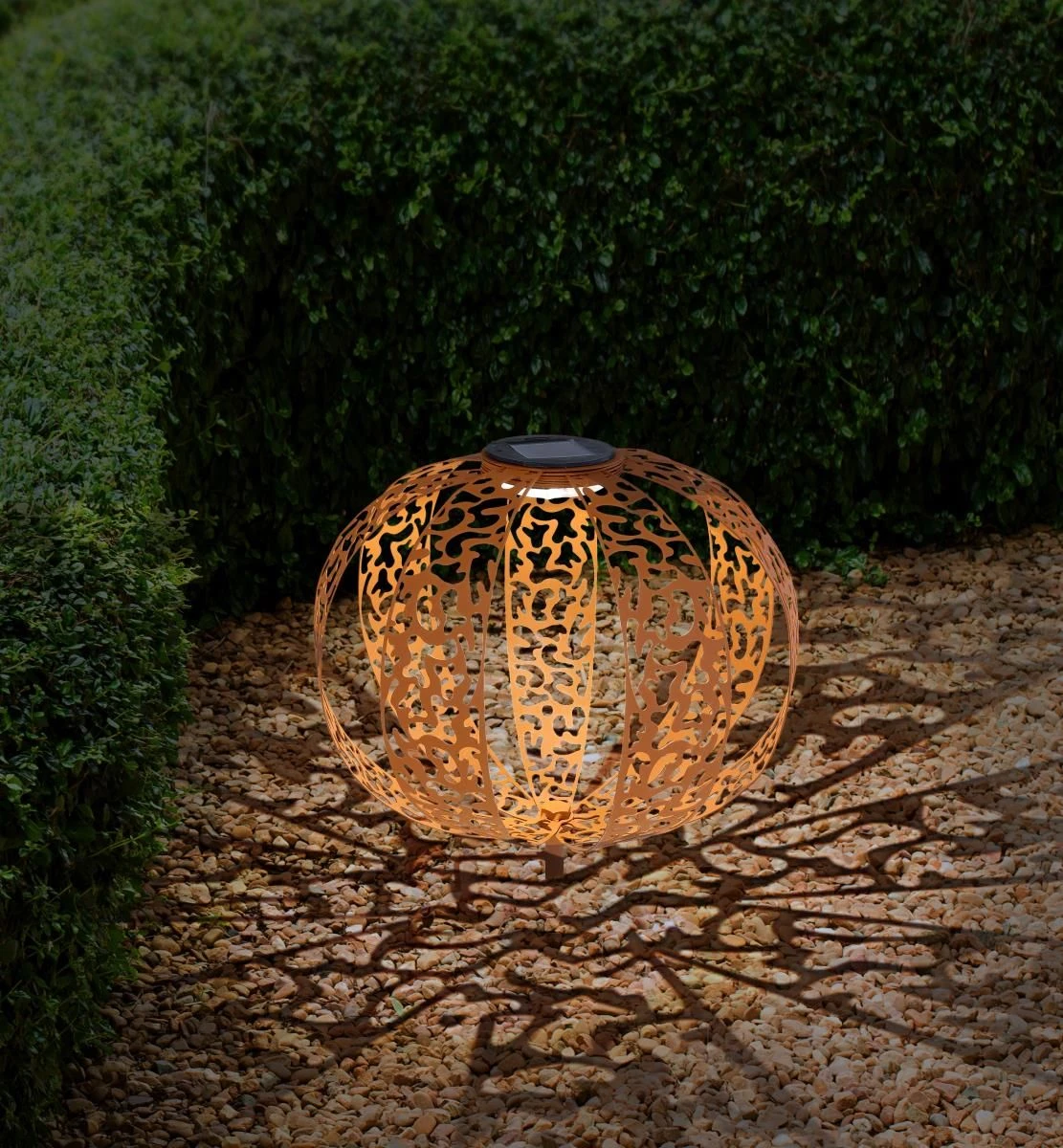 LED Solarleuchte Kugel Aus Streifen M. Dekorstanzungen Rostfarbend 300mm Von Globo – Bild 5