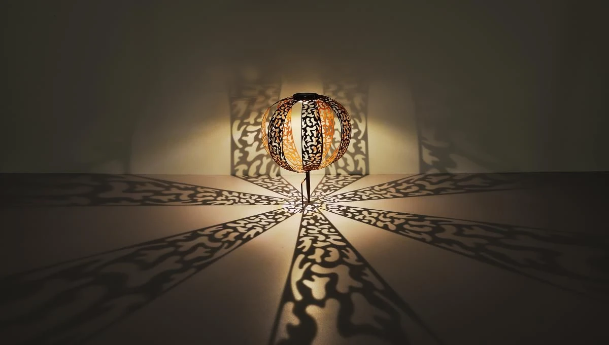 LED Solarleuchte Kugel Aus Streifen M. Dekorstanzungen Rostfarbend 300mm Von Globo – Bild 6