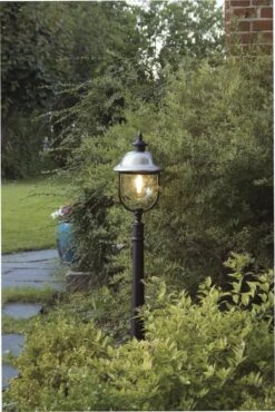 KONSTSMIDE Parma Schwarze Wegeleuchte Mit Edelstahldach